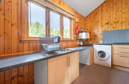 Glen Urquhart House | Stunning private villa for 4 guests with WIFI, TV, pets allowed and parking