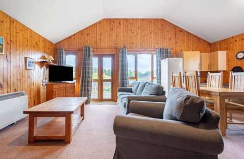 Glen Urquhart House | Stunning private villa for 4 guests with WIFI, TV, pets allowed and parking