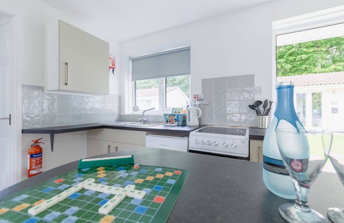 Liskeard House | Stunning private villa for 8 people with WIFI, TV, patio and parking