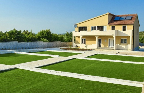 Velim House | Stunning private villa with A/C, hot tub, WIFI, private pool, TV, patio and pets allowed