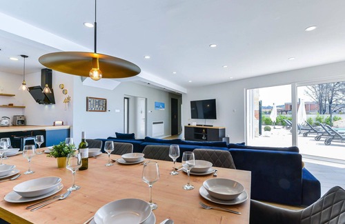 Zaton Villa | Stunning private villa for 10 people with A/C, private pool, WIFI, hot tub, TV and patio