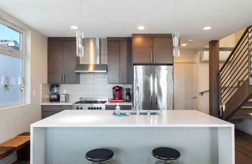 East Queen Anne House | Stunning Queen Anne Hill Haven: Rooftop Lake Views!