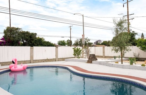 Bixby Knolls House | Stunning Retro Beach Oasis, Dual Living, Pool