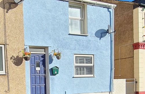 Penmaenmawr House | Stunning Sea View Blue Haven in Penmaenmawr