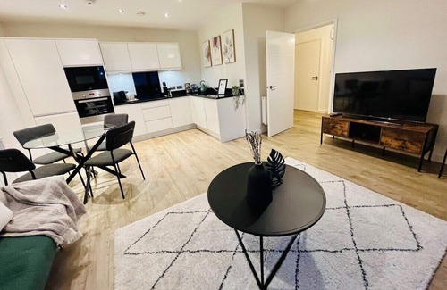 Park Royal Apartment | Stunning Skyline Flat in London - 2 Beds & Balcony