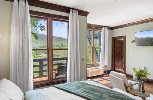 Townsend Hotel | Stunning Smoky Mountain Views | Balcony + King Bed