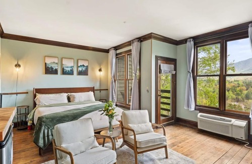 Townsend Hotel | Stunning Smoky Mountain Views | Balcony + King Bed