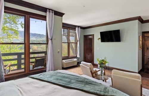 Townsend Hotel | Stunning Smoky Mountain Views | Balcony + King Bed
