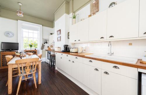 St Neots Villa | Stunning & spacious Georgian town house in St Neots town centre with parking