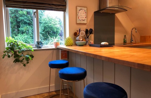 Inchbrook Apartment | Stunning Studio Apartment. Sauna & PRIVATE Hot Tub in the Heart of the Cotswolds