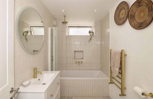 Twickenham Riverside House | Stunning stylish flat near Richmond Bridge Pass the Keys