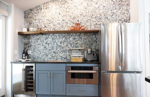 Lansing House | Stunning Sunsets, Fall Foliage, Gorge Hikes in a Contemporary Lakefront 3BR/3BA