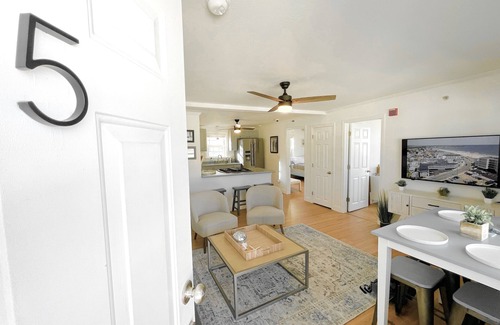Hampton Condo | STUNNING Top Floor 2BR Beachside Condo