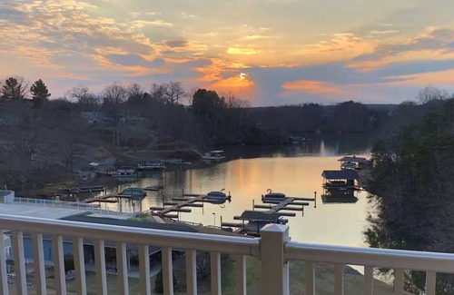 North Shore Condo | Stunning updated 1 BR Condo with great lake views.