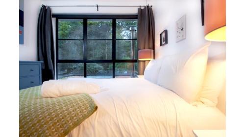 Crofton Park House | Stunning Urban Retreat with Private Garden