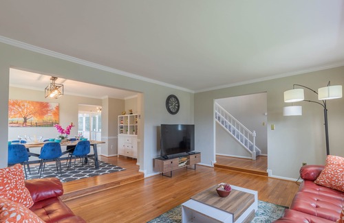 Fairfax House | Stunning Vacation Home /Screen Room/Private Theatre/Fire pit
