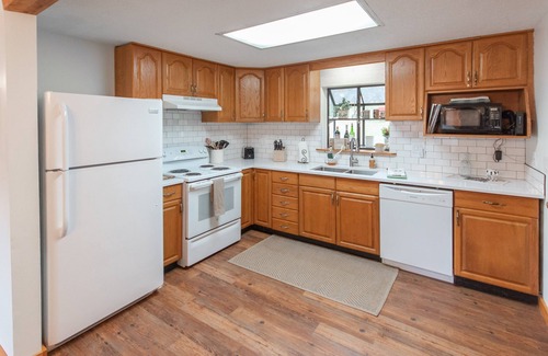 Franklin Cottage | Stunning Views w/Firepit, 2/1 Cottage, Creek, Starlink, ADA + Pet Friendly