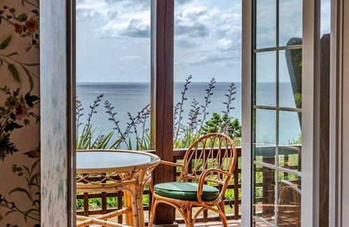 Coverack House | Stunning villa for 13 people with WIFI, terrace and parking