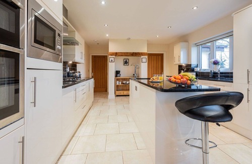 Holywell House | Stunning villa for 14 guests with WIFI