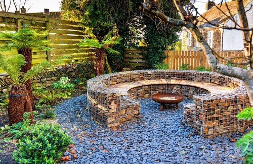 St Issey House | Stunning villa for 19 guests with WIFI, hot tub, TV, terrace and pets allowed