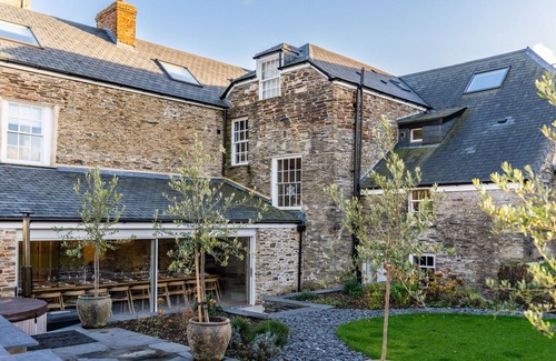 St Issey House | Stunning villa for 19 guests with WIFI, hot tub, TV, terrace and pets allowed