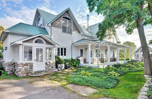 Aylmer House | Stunning waterfront home, 25min to downtown Ottawa