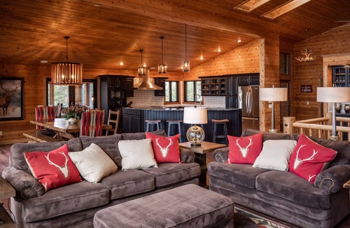 Hayward Cabin | Stunning Waterfront Modern Cabin inNational Forest Saturday/Saturday Wkly Rental