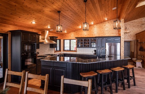 Hayward Cabin | Stunning Waterfront Modern Cabin inNational Forest Saturday/Saturday Wkly Rental
