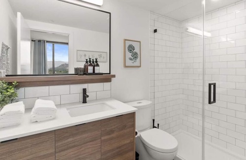 Cultural District Apartment | Style and Luxury Stunning Downtown Kelowna Suite