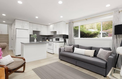 District of North Vancouver Apartment | Stylish 1 BR Suite in North Vancouver 10 Mins ski