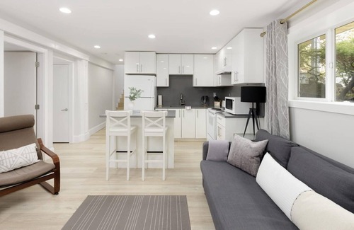 District of North Vancouver Apartment | Stylish 1 BR Suite in North Vancouver 10 Mins ski