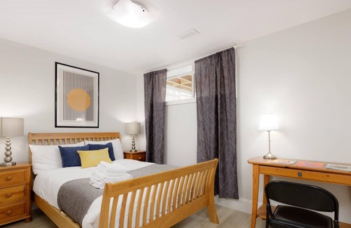 District of North Vancouver Apartment | Stylish 1 BR Suite in North Vancouver 10 Mins ski