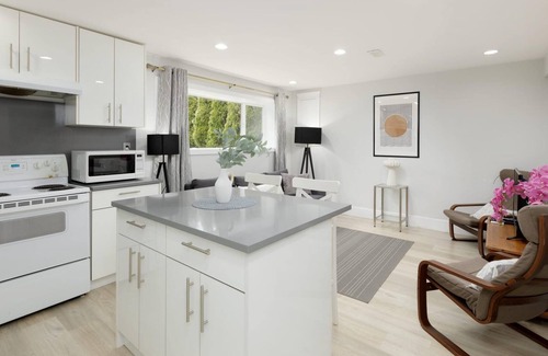 District of North Vancouver Apartment | Stylish 1 BR Suite in North Vancouver 10 Mins ski