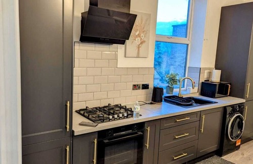 Anerley Apartment | Stylish 1 bed apartment, 5 minutes walk to Crystal palace train station!