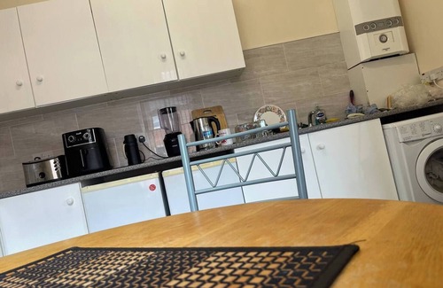 Trafford Apartment | Stylish 1-bed Apt - Sleeps 4 - Parking - Wifi