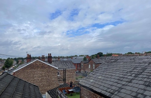 Trafford Apartment | Stylish 1-bed Apt - Sleeps 4 - Parking - Wifi