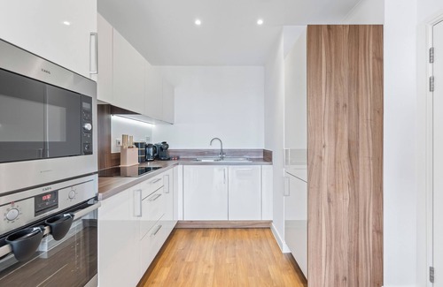 Royal Docks Apartment | Stylish 1 BR + Gym/Near Excel London/City Airport