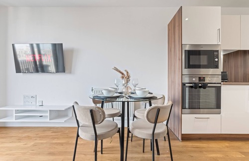 Royal Docks Apartment | Stylish 1 BR + Gym/Near Excel London/City Airport