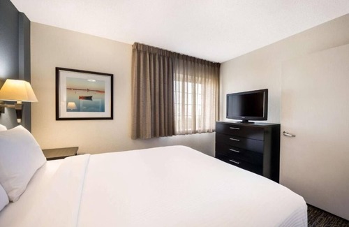 Exchange Place North House | Stylish 1BR Unit near Newport Centre Shopping Mall! Breathtaking Views!