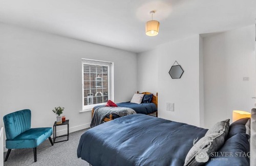Church Gresley Apartment | Stylish 2 Bed Home Perfect for Families & Work Stays