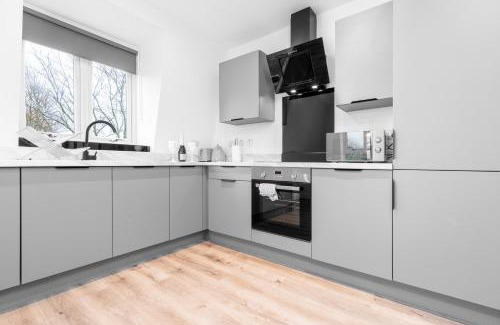 Smethwick Apartment | Stylish 2 Bedroom Apartment - Gated Parking & Balcony - Top Rated - 8MC
