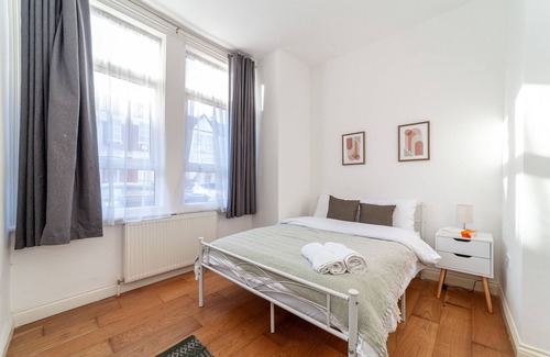 Mapesbury Apartment | Stylish 2 Bedroom, Zone2, Sleeps 7, Free Parking