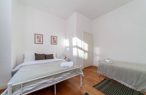 Mapesbury Apartment | Stylish 2 Bedroom, Zone2, Sleeps 7, Free Parking