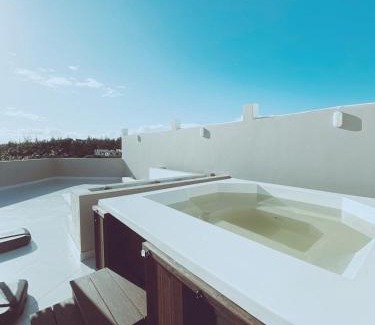 Roches Noires Apartment | Stylish 2-Beds beach side apart with common pool Post Lafayette