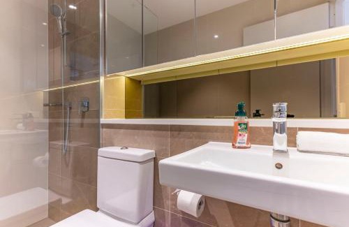 Wentworth Point Apartment | Stylish 2B Partial Water Views Next to Shopping