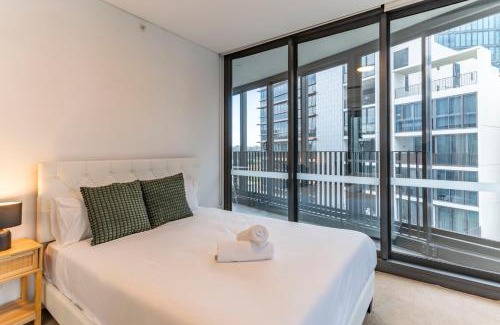 Wentworth Point Apartment | Stylish 2B Partial Water Views Next to Shopping