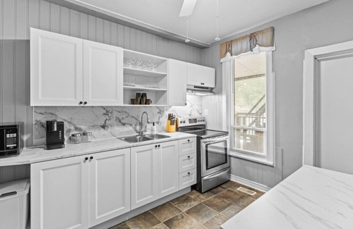 Windsor Apartment | Stylish 2bd DT Laundry and Parking