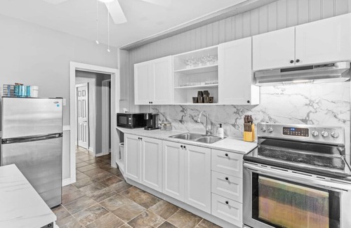 Windsor Apartment | Stylish 2bd DT Laundry and Parking