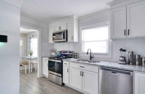 Charlotte House | Stylish 2BR Duplex In The City. Ideal For Small Groups.