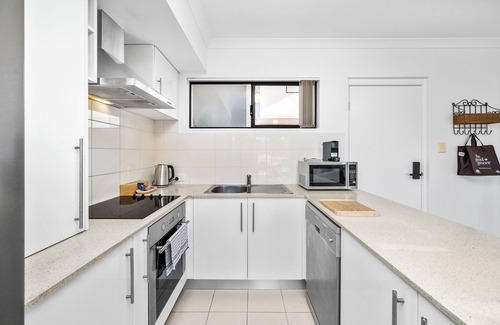 Beckenham Apartment | Stylish 2BR With Wi-fi 100 Mbps TV big 75 Inch